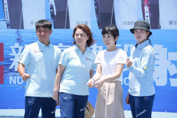 郭昱承(左一)過生日,同事、粉絲替他慶生。射箭協會提供