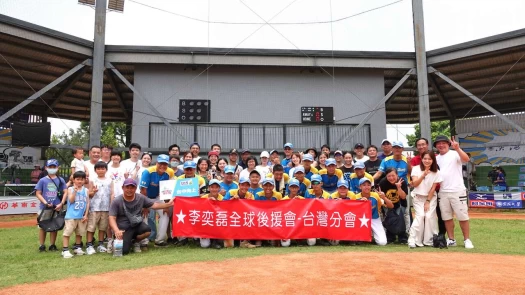 台中向上拿下首屆U15組冠軍將冠軍獎盃留在台中。大會提供