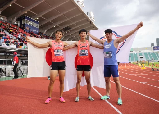 楊俊瀚(右)在兩名日本選手包夾下摘銀。李天助攝