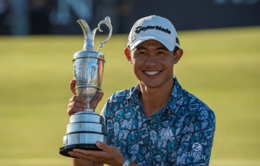 勞力士代言人森川柯林(COLLIN MORIKAWA)手捧葡萄酒壺獎盃(CLARET JUG),慶祝奪得2021年英國公開賽(THE OPEN)冠軍 。Rolex /Chris Turvey提供