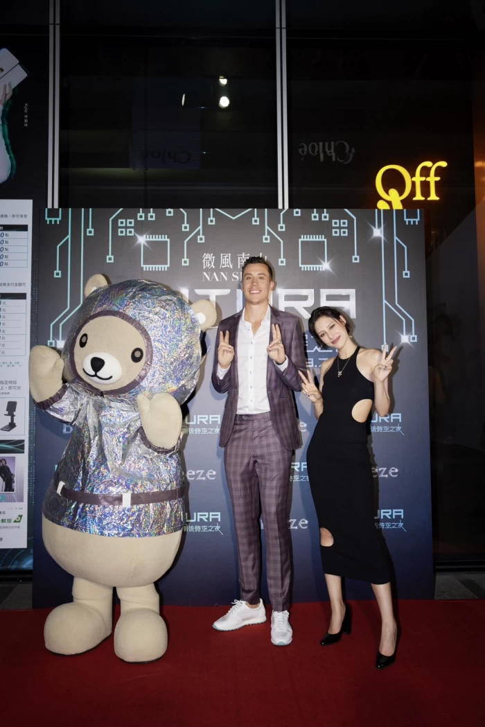 熱火情興Duncan Robinson與微風女神佟凱玲微風熊開心合影。官方提供