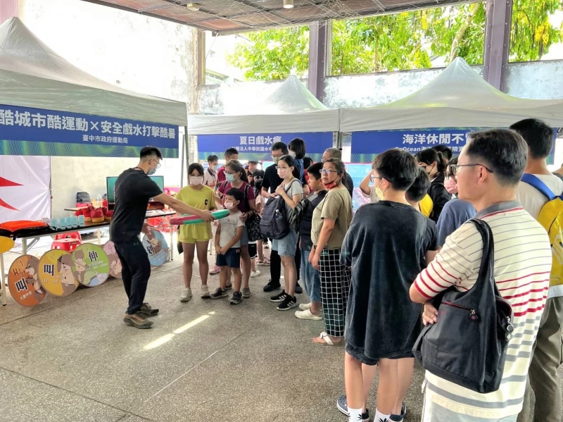 專業教練指導講解救生衣穿著,拋救生圈,利用隨身物品製作助浮器。台中市運動局提供