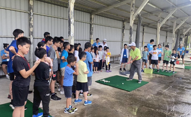 長春職業高爾夫選手陳溪水親自示範揮桿。東華大學提供