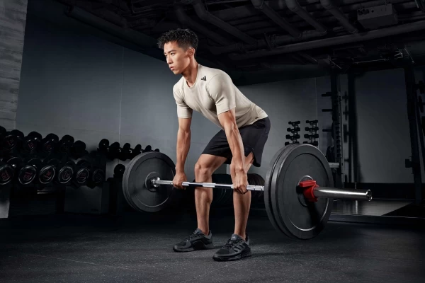 李智凱身著的strength米色彈性短袖上衣,使用aeroready技術能,吸濕排汗及全新pu印花能增加耐久性。官方提供
