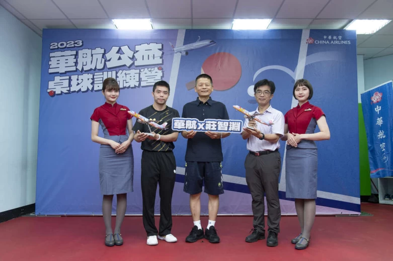 華航副總賴銘輝中致贈彩繪模型機給莊智淵與桃園大有國小校長陳永發。官方提供