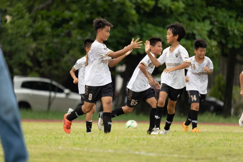 選手彼此鼓勵享受足球賽事。官方提供