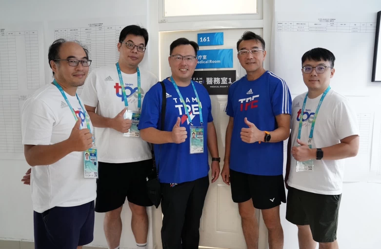 教育部體育署鄭世忠署長(中)探視成都世大運我代表團團本部及醫護室。體育署提供