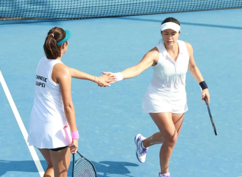 詹詠然、詹皓晴姊妹在無關勝負的雙打輕鬆獲勝。四維體育推廣教育基金會 提供