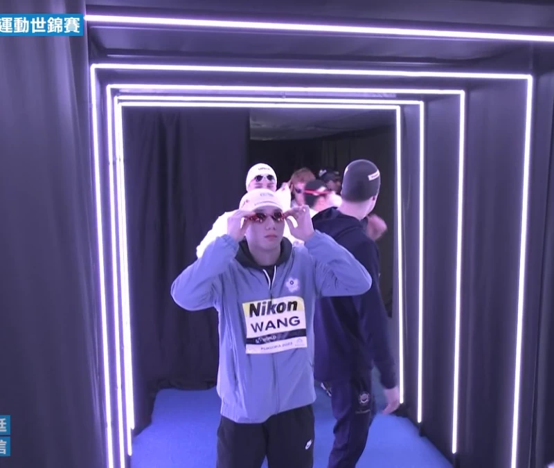 王冠閎在男子200蝶決賽帶領出賽。摘自推特