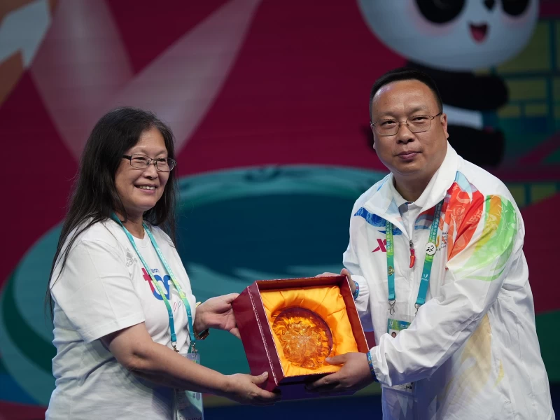 中華民國大專院校體育總會王淑音會長(左)致贈琉璃紀念品予成都世大運選手村黃建村長。體育署提供