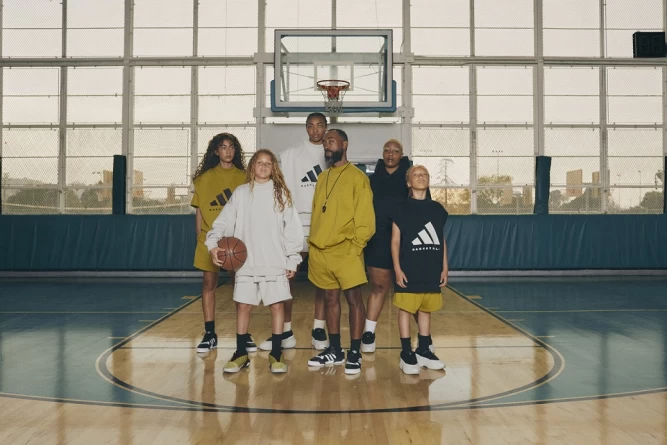 adidas Basketball Chapter 03新配色芥末黃的加入,更是為該系列在極簡風格基礎上帶來不同視覺的樣貌。官方提供