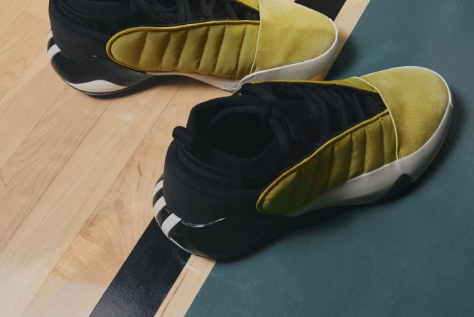 adidas Basketball Chapter 03 以新配色芥末黃為主調帶來全新的Harden Vol. 7,大膽前衛造型與配色。官方提供