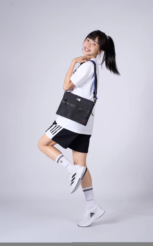 女排隊長廖苡任擔任2021成都世大運我代表團開幕典禮掌旗官。體育署提供