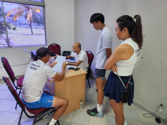 何智仁、詹詠然和裁判長討論，與巴基斯坦雙打如果棄賽，對排名是否會有影響。四維體育推廣教育基金會提供
