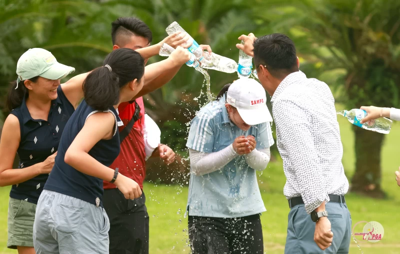2023京懋盃女子公開賽洪玉霖奪冠撒水慶賀。鍾豐榮攝影