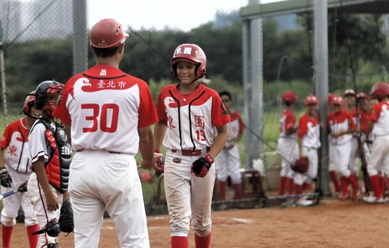 艾太郎第6局揮出2分勝利全壘打，回壘後與總教練賴敏男擊掌。姚瑞宸攝