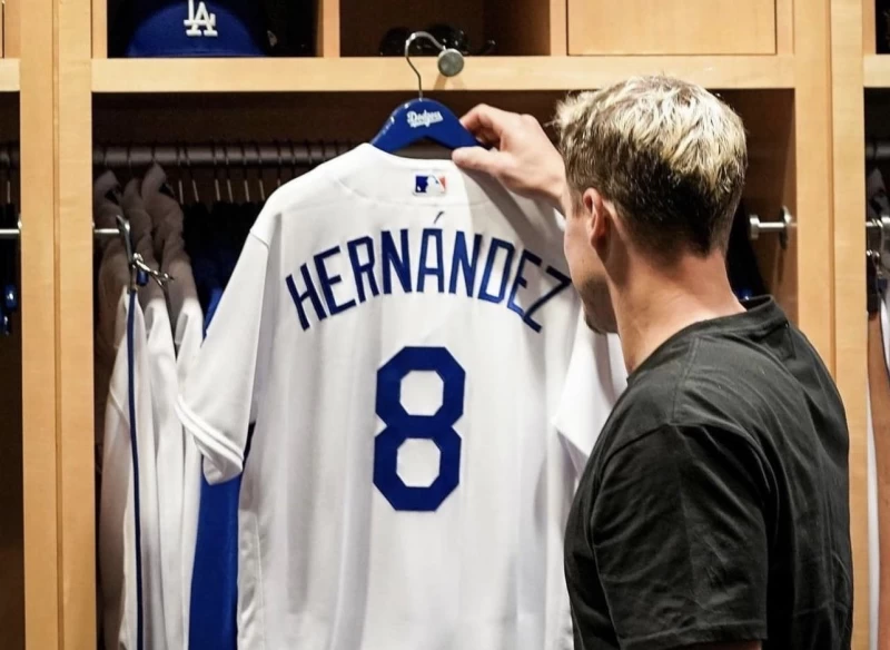 赫南德茲（Enrique Hernandez）來到道奇特別挑選8號球衣。摘自 Beyond the Monster推特