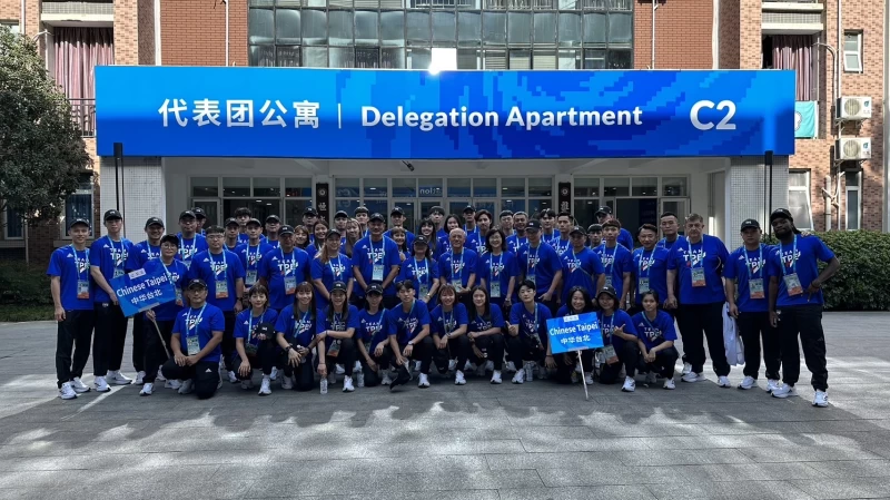 我國成都世大運代表團成員於選手村前集結準備前往開幕典禮場地。體育署提供