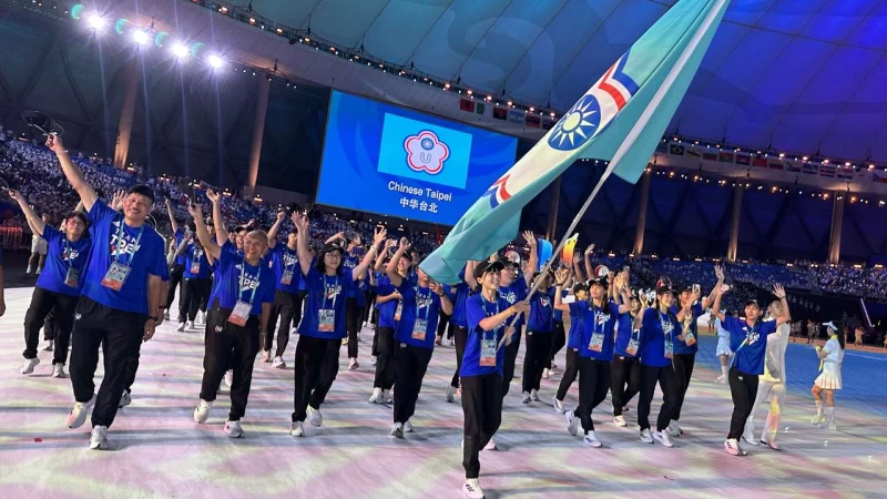 我國成都世大運代表團團本部排球武術及羽球等隊職員65人於開幕式,排序第104位進場。體育署提供