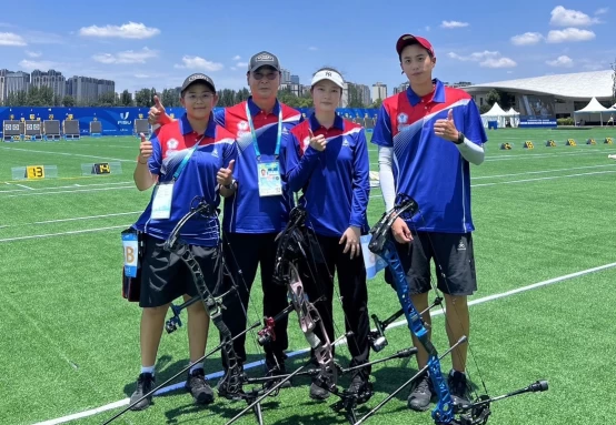 成都世大運複合弓女團 羅苡瑄(左起)、田仁秀教練、許嬿樺及林明靜。射箭協會提供