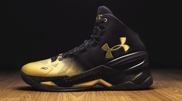 耀眼金芒 Curry two mvp配色宣告新世代球賽的到來。官方提供