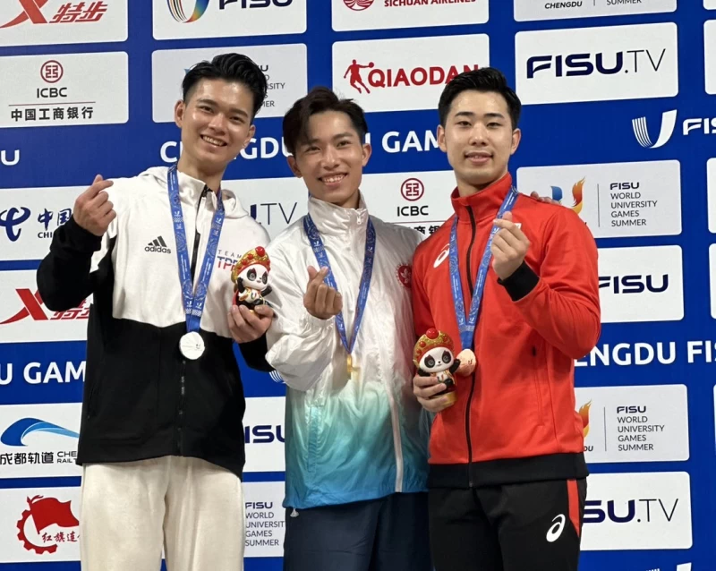 孫家閎(左)與金牌香港選手許得恩(中)及銅牌日本選手蝦名冬馬(右)在頒獎台合影。體育署提供