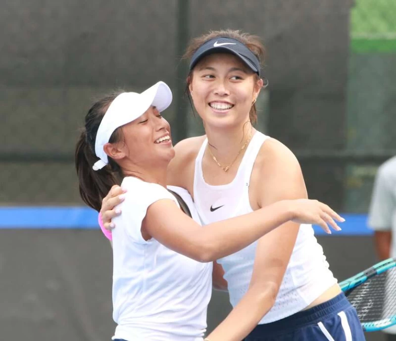 雙打獲勝後，盧曼琳(左)、詹皓晴(右)在網前擁抱，慶祝勝利。四維體育推廣教育基金會 提供