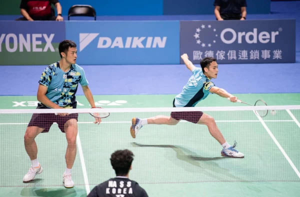 柏禮維世大運男雙搭擋由原本熟悉的張課琦換作是李芳至。查爾斯運動提供