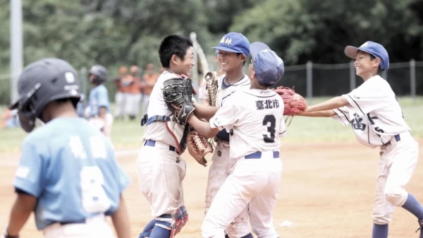 曾亦誠完投奪勝後,隊友欣喜撲向他。姚瑞宸攝