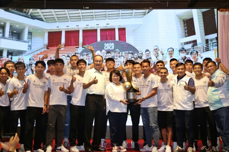 嘉市天晴獲台企銀五人制足球聯賽冠軍慶功宴,黃敏惠市長到場祝賀。(圖:嘉義市教育處提供)