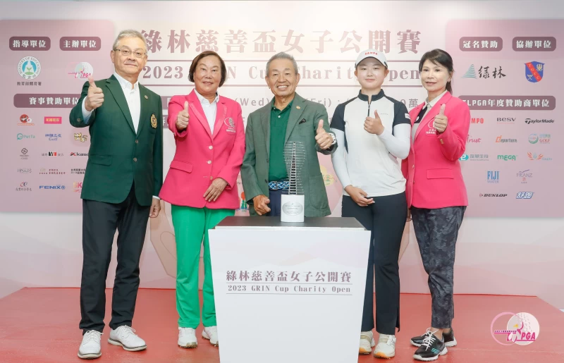 綠林興業董事長林果兒(中)、TLPGA理事長劉依貞(左2)、台灣高爾夫俱樂部會長陳彥豪(左1)TLPGA賽務總監駱淑禎(右1)選手代表洪玉霖(右2)TLPGA提供/葉勇宏攝