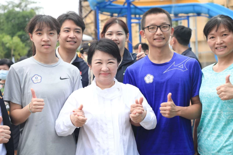 盧市長與台中市選手等人合影。台中市運動局提供