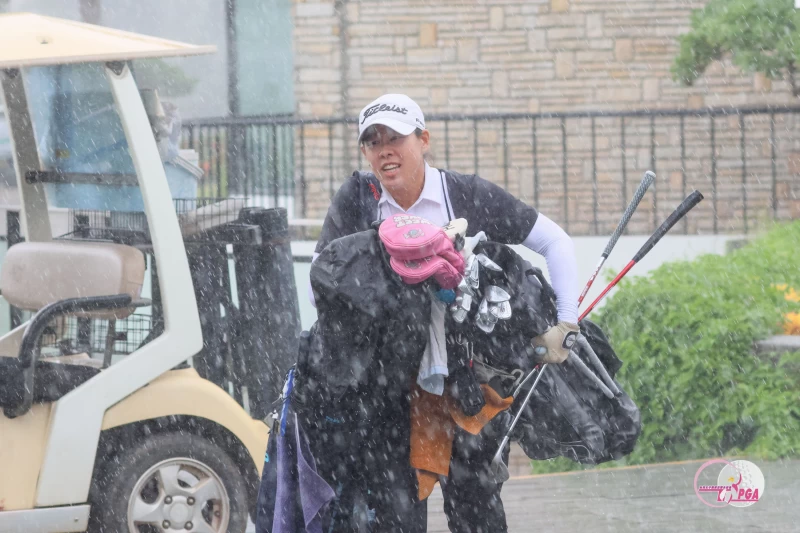 綠林慈善盃女子公開賽第一回合因颱風影響,偶有陣雨。TLPGA提供/葉勇宏攝影