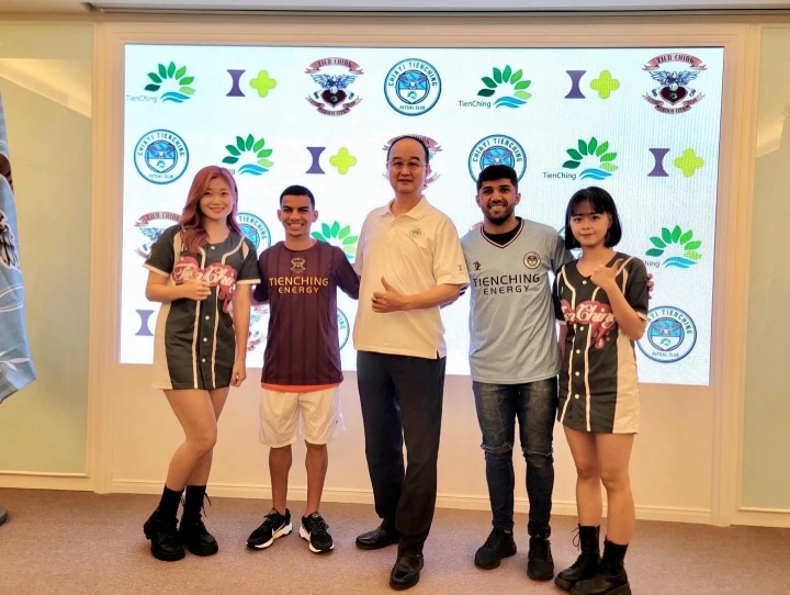 天晴能源葉志忠董事長與巴西外援。中華五人制足球俱樂部聯盟提供