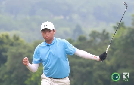 業餘選手陳宣佾第17洞直接切進洞抓博蒂,振臂為自己慶賀。鍾豐榮攝影