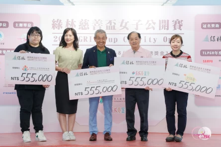 綠林興業董事長林果兒(中)將善款分別捐贈給社團法人台灣失智症協會秘書長陳筠靜(左1)、育成基金會常務董事賴豐福(右2)、社團法人臺北市珠珠媽媽兒童教育關懷協會徐瑞玉(左2)。