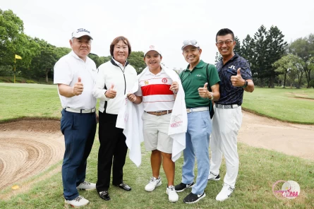 綠林興業董事長林果兒(右2)、TLPGA理事長劉依貞(左2)、峻億貿易股份有限公司董事長黃永照(右1)及綠林興業特助中村滋典(左1)於18洞果嶺與冠軍帕查拉朱達合影。TLPGA提供/葉勇宏攝影