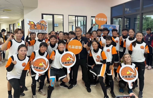台中運動局李昱叡局長為台中兆基穿山甲打氣 （台中運動局提供）