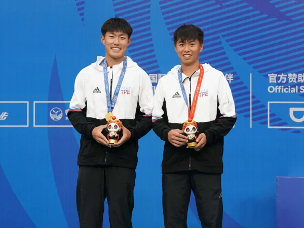 許育修(左)／黃琮豪今年合作三戰打下12連勝。大專體總提供