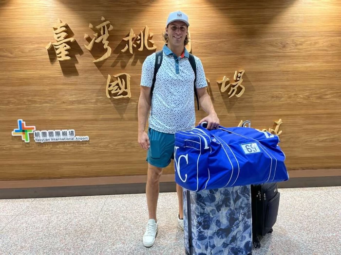 悍將新洋投瑞恩抵達台灣。富邦悍將提供