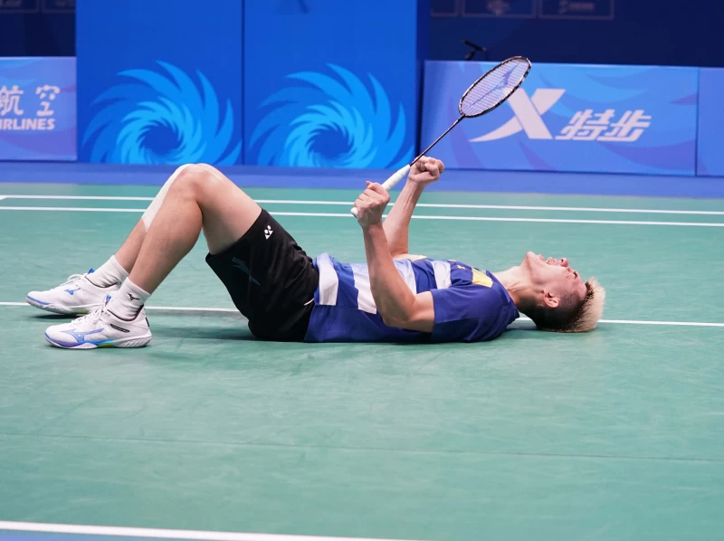 葉宏蔚獲勝後倒在地上握拳慶祝。大專體總提供