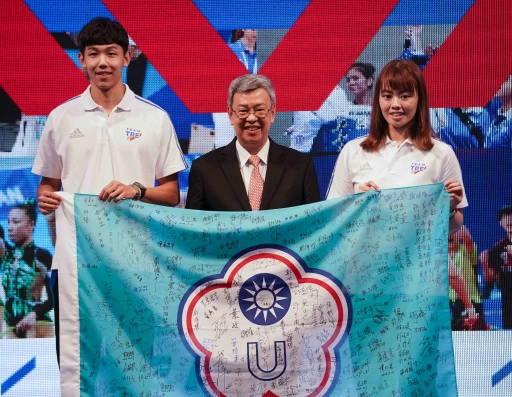 彭名揚選手(左)及李佳馨選手(右)代表,致贈代表團簽名團旗給行政院陳建仁院長。體育署提供