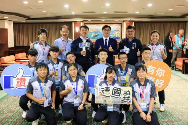 市長陳其邁(後排右3)與運發局長侯尊堯(後排左3)、教育局長謝文斌(後排右2)、中山工商校長林昭億(後排左2)與中山工商特奧教練、選手合影。(高雄市政府提供