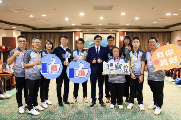 市長陳其邁(中)與高雄市立高雄特殊教育學校教練及代表隊選手合影。高雄市政府提供