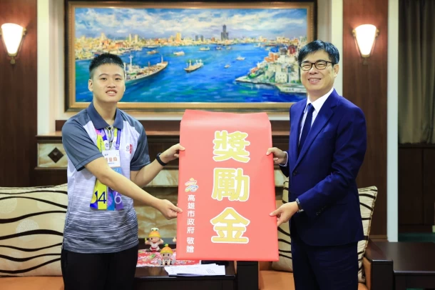 市長陳其邁頒贈獎勵金,由自由車5公里公路賽銀牌選手高雄特教學校楊登輝代表受獎。運發局提供