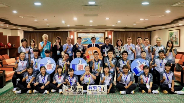 2023夏季特殊奧林匹克運動會高雄市籍選手獲得4金6銀4銅的優異表現,市長陳其邁在接見後大合影。運發局提供