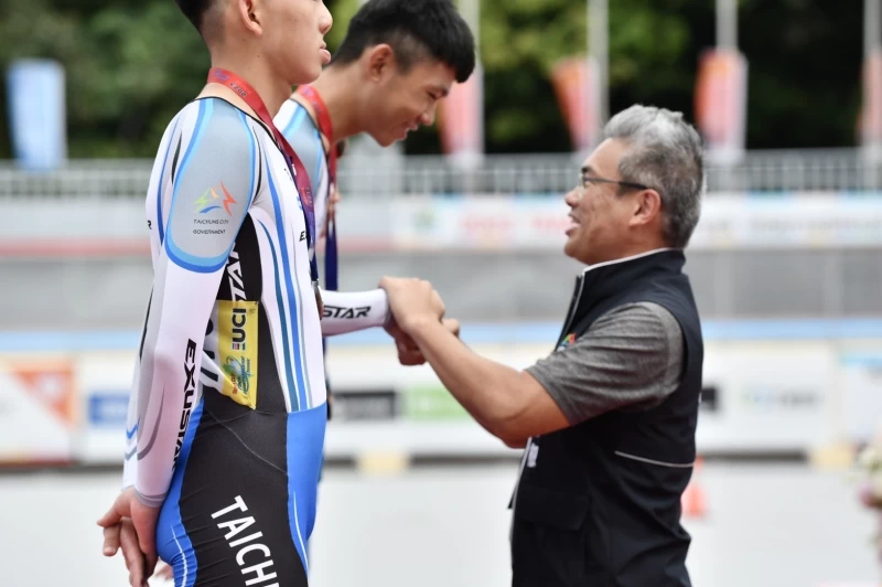 運動局長李昱叡代表盧秀燕市長到場頒獎。大會提供