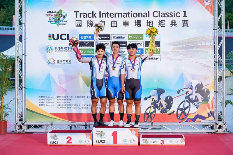 台中地主選手蕭世鑫(左起)、康世峰及黃敬倫包辦男子菁英組競輪賽的頒獎台。中華民國自由車協會提供