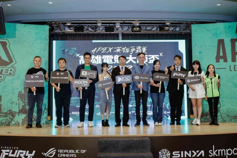 知名實況主赤鬼伯伯(左起)、北半球電競館負責人、領航者電競館負責人、NVIDIA台灣分公司業務協理邾亦為、高雄市政府運動發展局侯尊堯局長、Cooler Master執行長Jimmy、華碩聯合科技開放平台暨AIoT事業部事業總經理江尹涵、金士頓科技公司業務經理何瑞展、欣亞數位董事長魏碧芬以及高雄市議員陳慧文服務處代表。高雄運發局提供