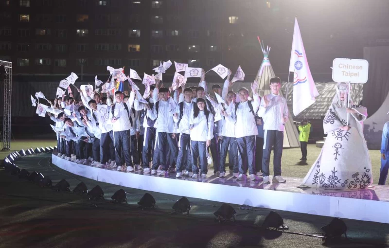 中華代表團今晚參加2023第2屆烏蘭巴托東亞青年運動會開幕典禮,由男排選手畢宗元(右2)擔任掌旗官總領隊朱文慶(右3)帶領團員入場。體育署提供